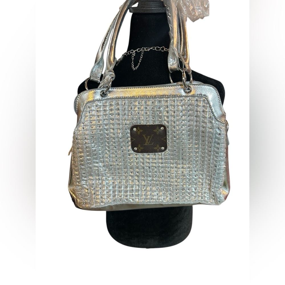 NEW Shiny Silver Purse with Authentic Designer Patch NEW & COA - Picture 7 of 11
